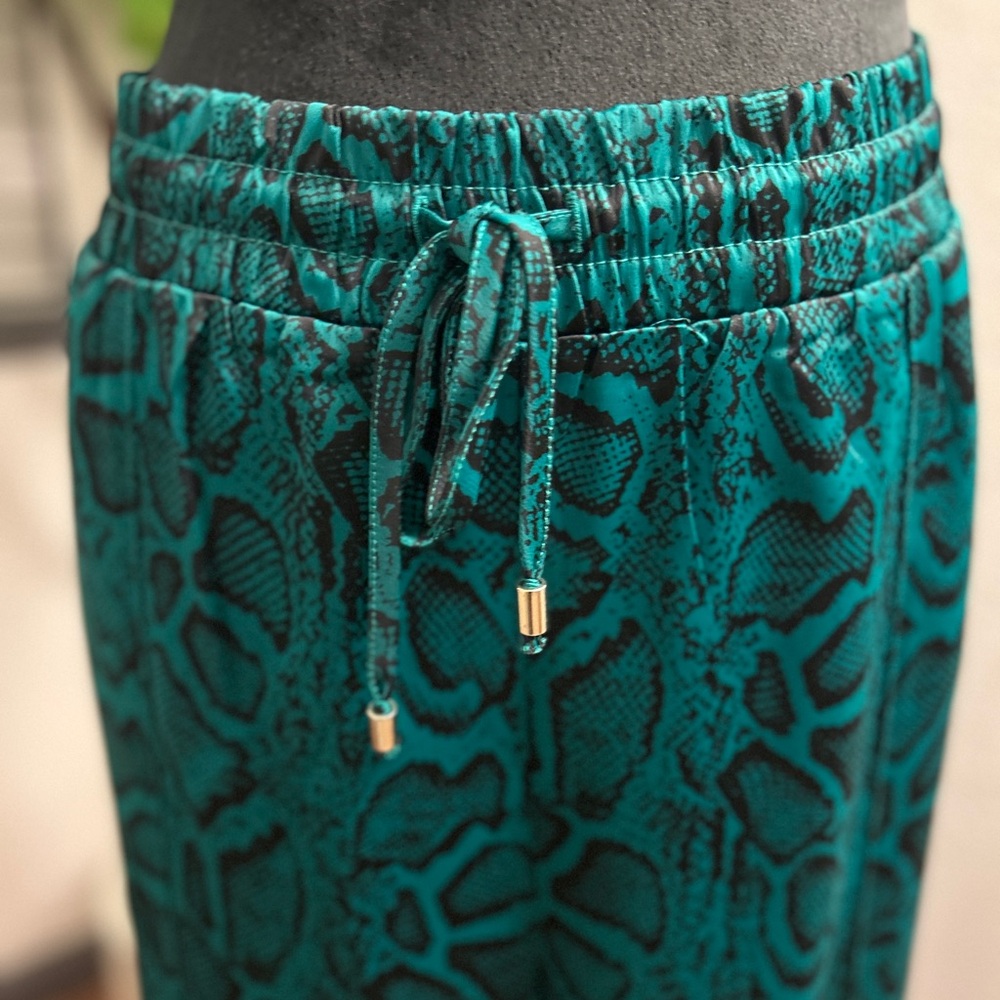 Nina Parker Green and Black Snake Print top and Wide leg Pants. - Picture 10 of 11